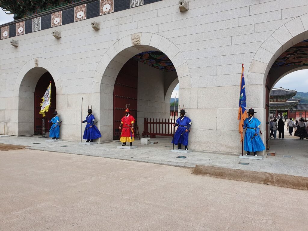 Les gardes du Gwanghwawum Gate